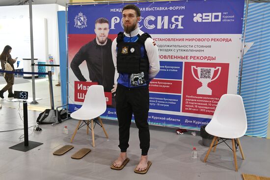 Международная выставка-форум "Россия"
Курская область. День региона, павильон №75
Житель Курской области Иван Шурупов установил в Москве мировой рекорд по продолжительности стояния на гвоздях с утяжелителями Место: Россия, Москва. Автор: Станислав Красильников/РИА Новости. Выставка "Россия". Курская область. День региона