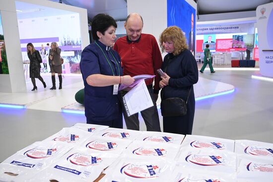 Международная выставка-форум "Россия"
Курская область. День региона, павильон "Семья. Работа. Долголетие" Минтруда России Место: Россия, Москва. Автор: Максим Блинов/РИА Новости. Выставка "Россия". Курская область. День региона