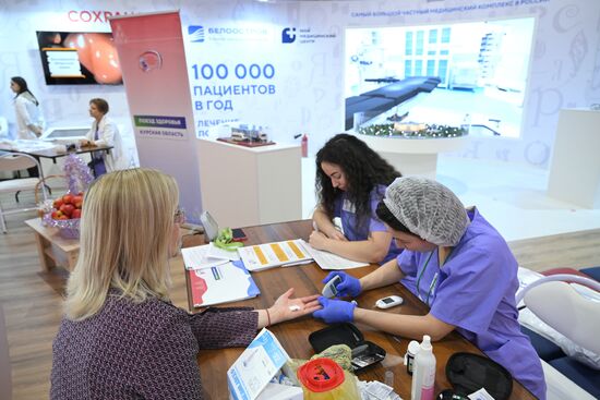 Международная выставка-форум "Россия"
Курская область. День региона, павильон "Семья. Работа. Долголетие" Минтруда России Место: Россия, Москва. Автор: Максим Блинов/РИА Новости. Выставка "Россия". Курская область. День региона