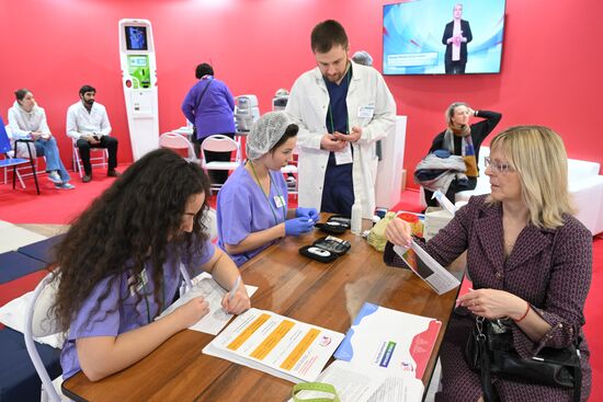 Международная выставка-форум "Россия"
Курская область. День региона, павильон "Семья. Работа. Долголетие" Минтруда России Место: Россия, Москва. Автор: Максим Блинов/РИА Новости. Выставка "Россия". Курская область. День региона