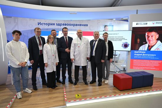 Международная выставка-форум "Россия"
Курская область. День региона, павильон "Семья. Работа. Долголетие" Минтруда России
Медицинские работники Место: Россия, Москва. Автор: Максим Блинов/РИА Новости. Выставка "Россия". Курская область. День региона