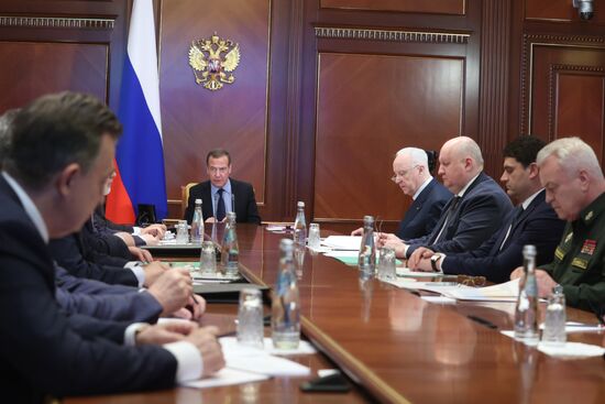 Зампред Совбеза РФ Д. Медведев провел совещание по вопросам доукомплектования Вооруженных сил РФ контрактниками