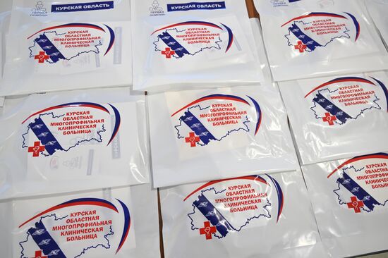 Международная выставка-форум "Россия"
Курская область. День региона, павильон "Семья. Работа. Долголетие" Минтруда России
Пакеты с брошюрами ОБУЗ "Курская областная многопрофильная клиническая больница" Место: Россия, Москва. Автор: Максим Блинов/РИА Новости. Выставка "Россия". Курская область. День региона