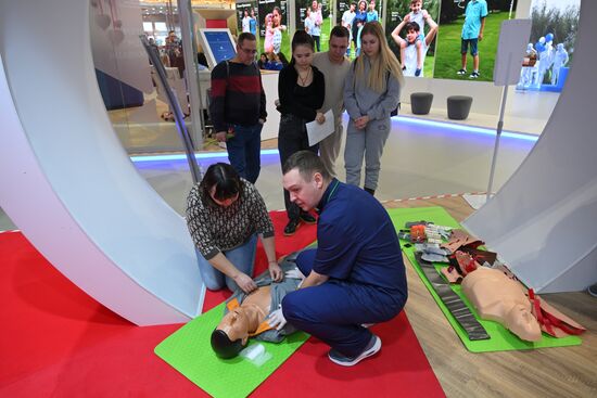 Международная выставка-форум "Россия"
Курская область. День региона, павильон "Семья. Работа. Долголетие" Минтруда России Место: Россия, Москва. Автор: Максим Блинов/РИА Новости. Выставка "Россия". Курская область. День региона