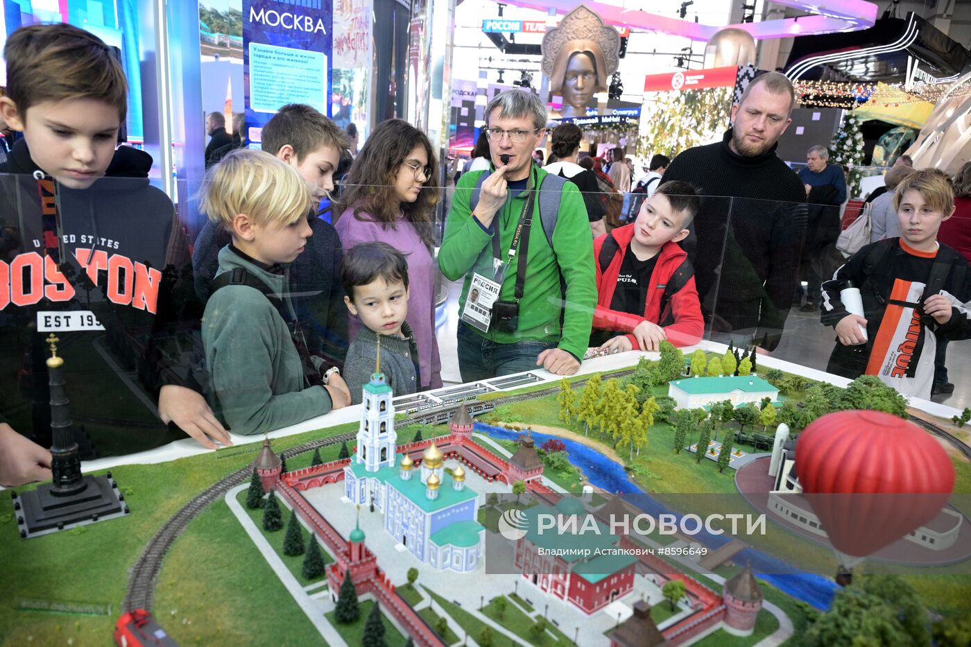 Работа выставки "Россия"