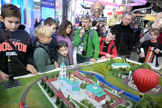 Международная выставка-форум "Россия"
Стенд Тульской области, павильон №75 Место: Россия, Москва. Автор: Владимир Астапкович/РИА Новости. Работа выставки "Россия"