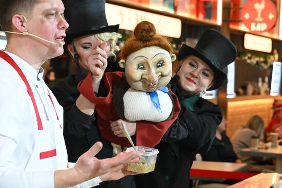 Международная выставка-форум "Россия"
Гастрономическое театрализованное представление, павильон "Дом Российской кухни" Место: Россия, Москва. Автор: Станислав Красильников/РИА Новости. Выставка "Россия". Гастрономическое театрализованное представление