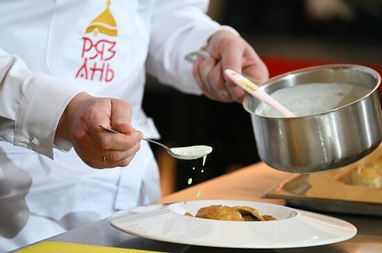 Международная выставка-форум "Россия"
Гастрономическое театрализованное представление, павильон "Дом Российской кухни" Место: Россия, Москва. Автор: Станислав Красильников/РИА Новости. Выставка "Россия". Гастрономическое театрализованное представление