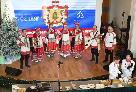 Международная выставка-форум "Россия"
Гастрономическое театрализованное представление, павильон "Дом Российской кухни" Место: Россия, Москва. Автор: Станислав Красильников/РИА Новости. Выставка "Россия". Гастрономическое театрализованное представление