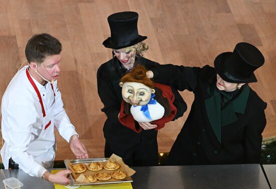 Международная выставка-форум "Россия"
Гастрономическое театрализованное представление, павильон "Дом Российской кухни" Место: Россия, Москва. Автор: Станислав Красильников/РИА Новости. Выставка "Россия". Гастрономическое театрализованное представление