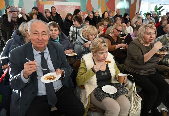 Международная выставка-форум "Россия"
Гастрономическое театрализованное представление, павильон "Дом Российской кухни" Место: Россия, Москва. Автор: Станислав Красильников/РИА Новости. Выставка "Россия". Гастрономическое театрализованное представление