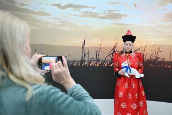 Международная выставка-форум "Россия"
Стенд Республики Бурятия, павильон №75
Место: Россия, Москва. Автор: Максим Блинов/РИА Новости. Работа выставки "Россия"