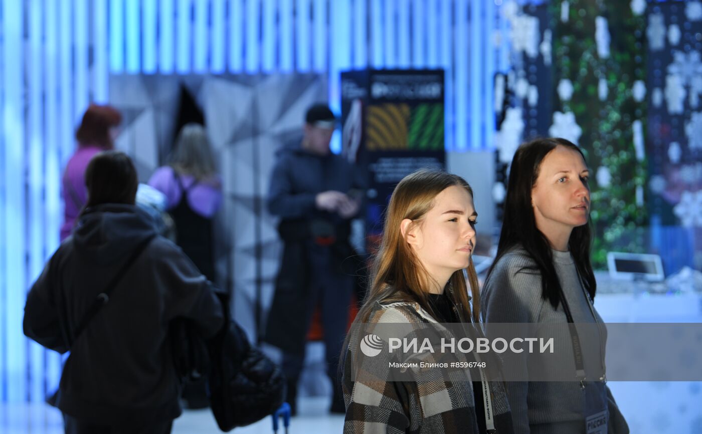 Работа выставки "Россия"