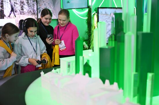 Международная выставка-форум "Россия"
Стенд Томской области, павильон №75
Место: Россия, Москва. Автор: Максим Блинов/РИА Новости. Работа выставки "Россия"