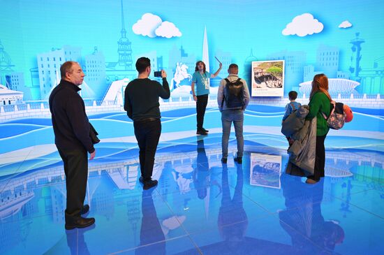 Международная выставка-форум "Россия"
Стенд Санкт-Петербурга, павильон №75
Место: Россия, Москва. Автор: Максим Блинов/РИА Новости. Работа выставки "Россия"