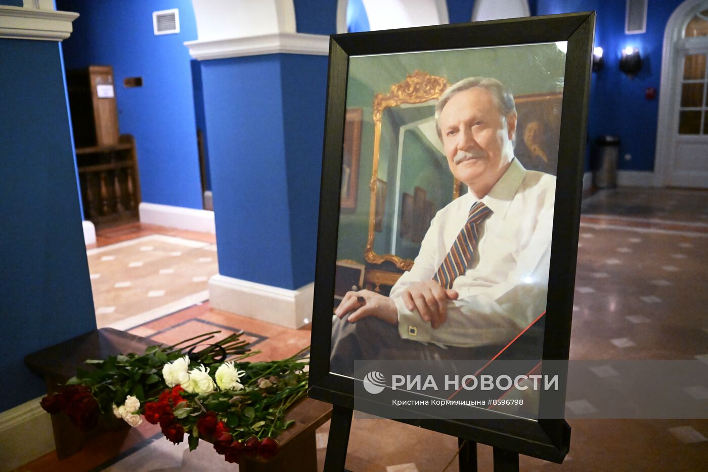 Цветы в память о художественном руководителе Малого театра Ю. Соломине