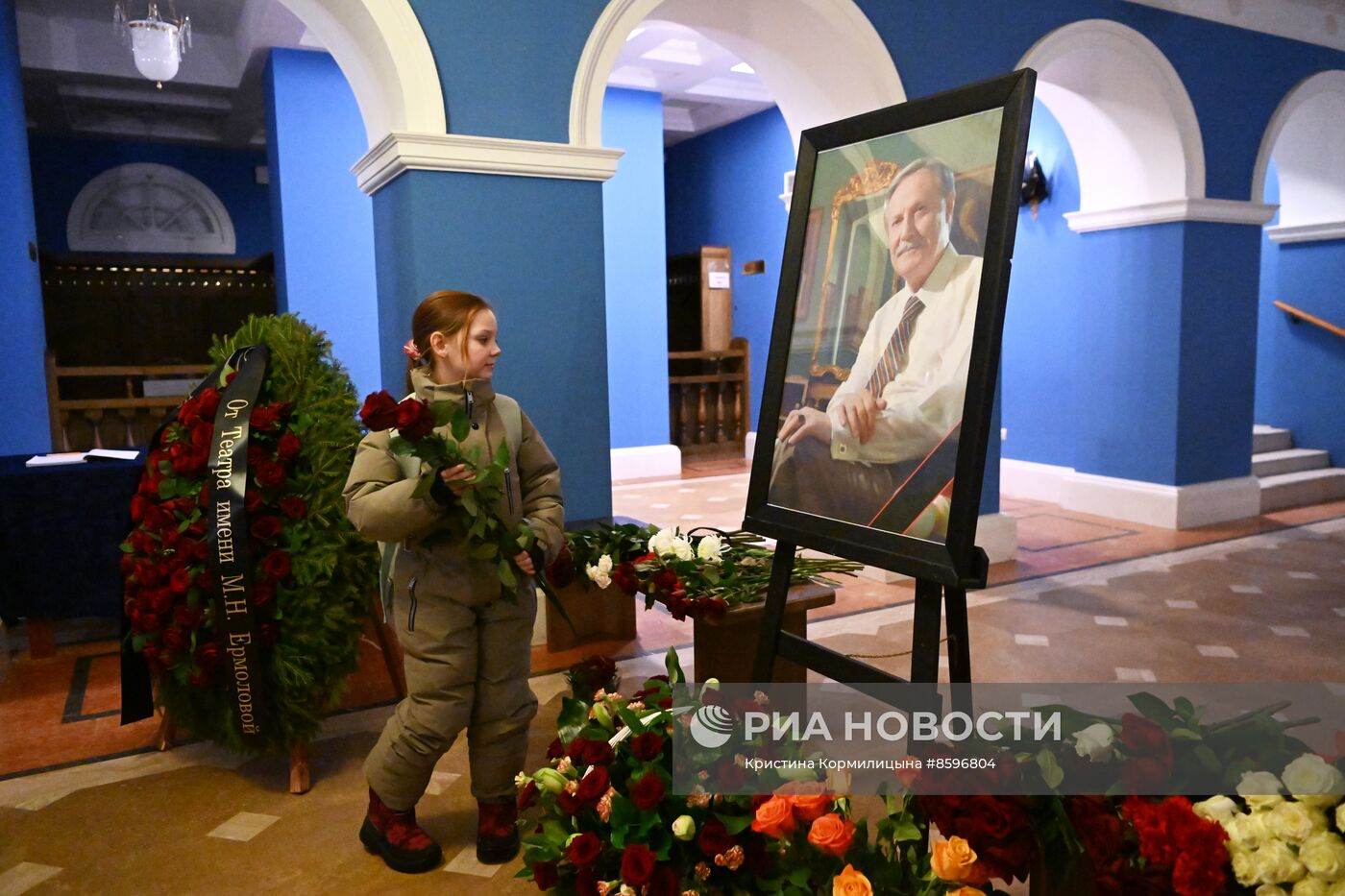 Цветы в память о художественном руководителе Малого театра Ю. Соломине