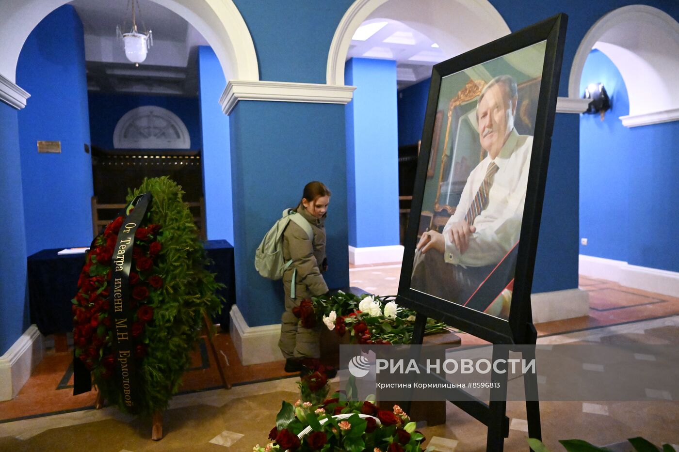 Цветы в память о художественном руководителе Малого театра Ю. Соломине