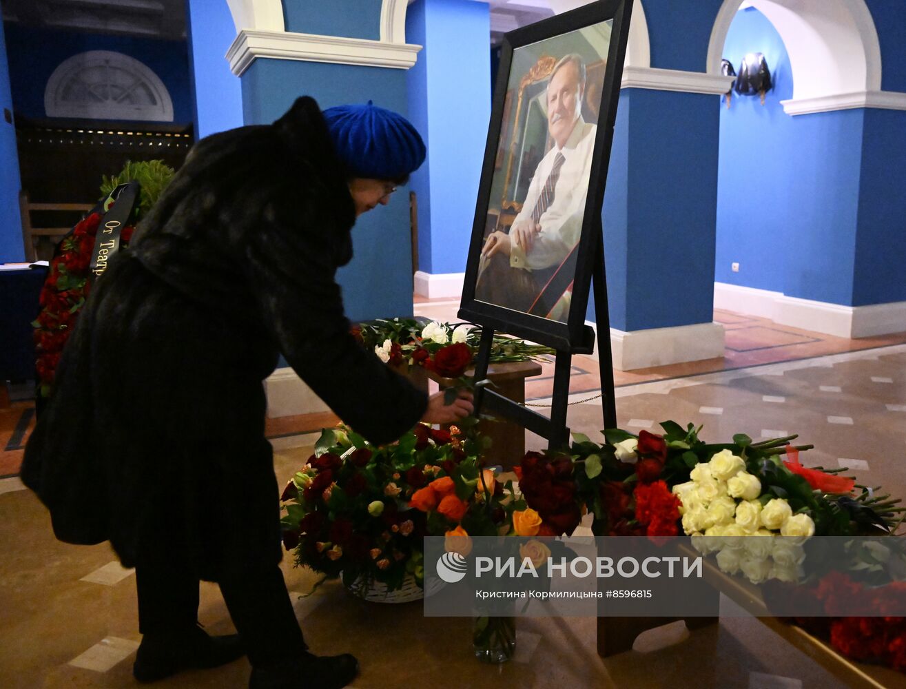 Цветы в память о художественном руководителе Малого театра Ю. Соломине