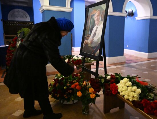 Цветы в память о художественном руководителе Малого театра Ю. Соломине