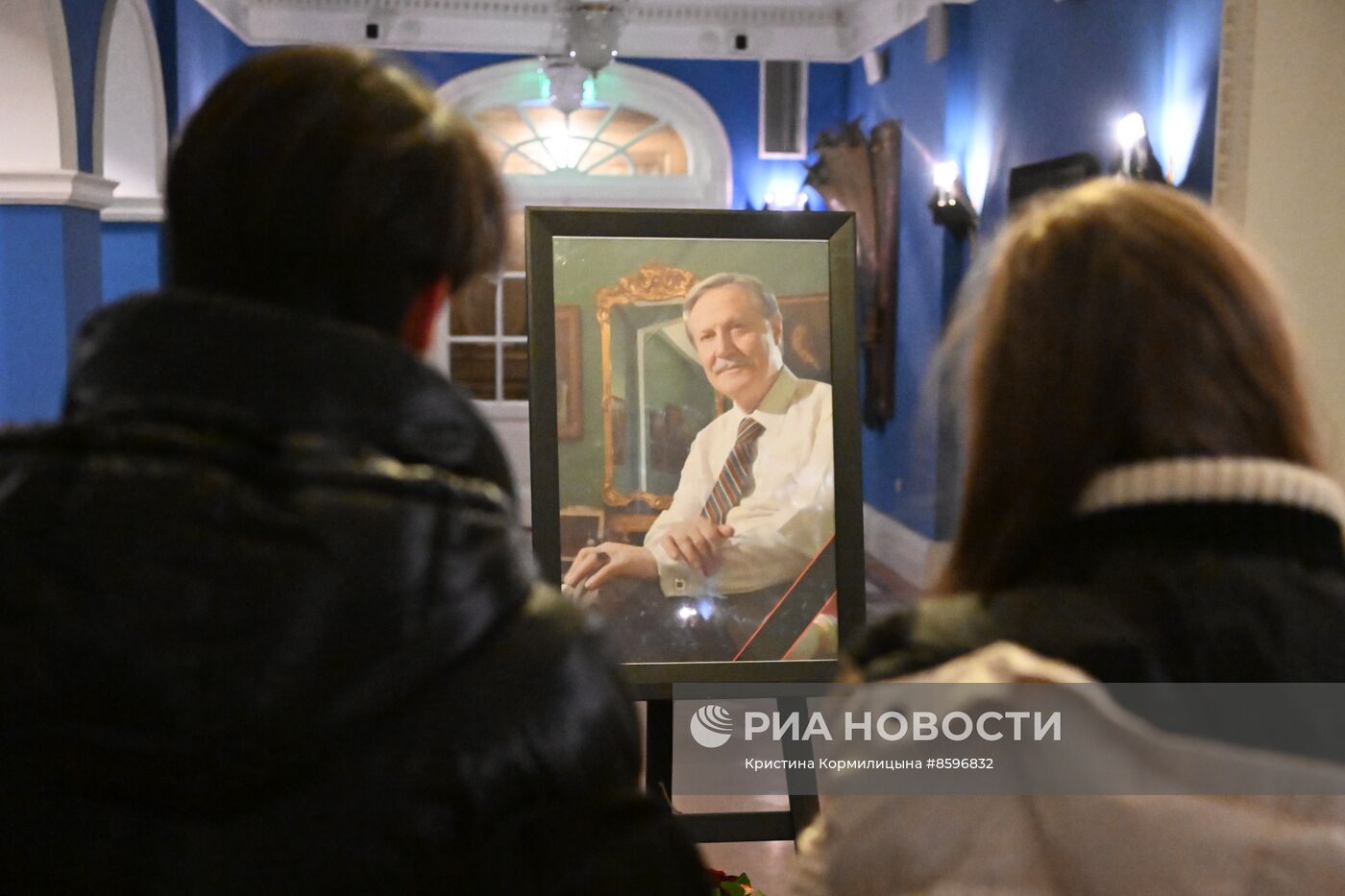 Цветы в память о художественном руководителе Малого театра Ю. Соломине