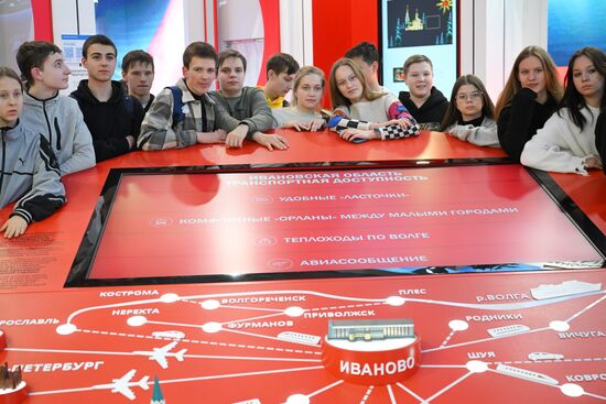 Международная выставка-форум "Россия"
Стенд Ивановской области, павильон №75
Место: Россия, Москва. Автор: Максим Блинов/РИА Новости. Работа выставки "Россия"