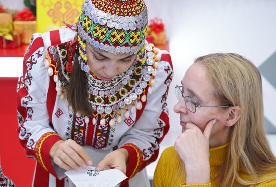 Международная выставка-форум "Россия"
Стенд Чувашии, павильон №75
Место: Россия, Москва. Автор: Максим Блинов/РИА Новости. Работа выставки "Россия"