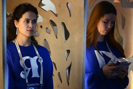 Международная выставка-форум "Россия"
Волонтеры, павильон №75 Место: Россия, Москва. Автор: Владимир Астапкович/РИА Новости. Работа выставки "Россия"