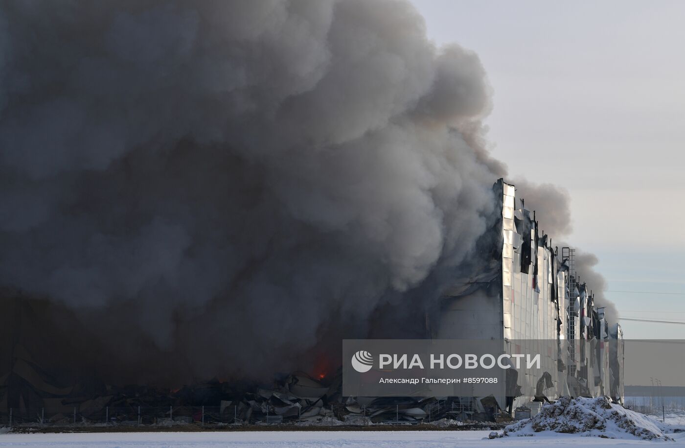 Пожар на складе Wildberries в Пушкинском районе Санкт-Петербурга