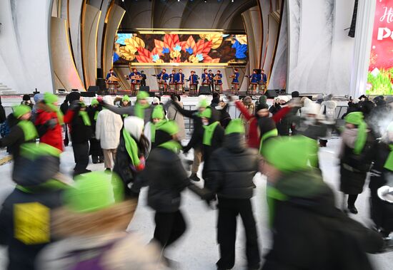 Международная выставка-форум "Россия"
Праздничный концерт "Старый Новый год по-липецки" Место: Россия, Москва. Автор: Рамиль Ситдиков/РИА Новости. Выставка "Россия". Праздничный концерт "Старый Новый год по-липецки"