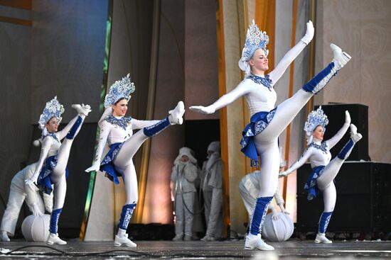 Международная выставка-форум "Россия"
Праздничный концерт "Старый Новый год по-липецки" Место: Россия, Москва. Автор: Рамиль Ситдиков/РИА Новости. Выставка "Россия". Праздничный концерт "Старый Новый год по-липецки"