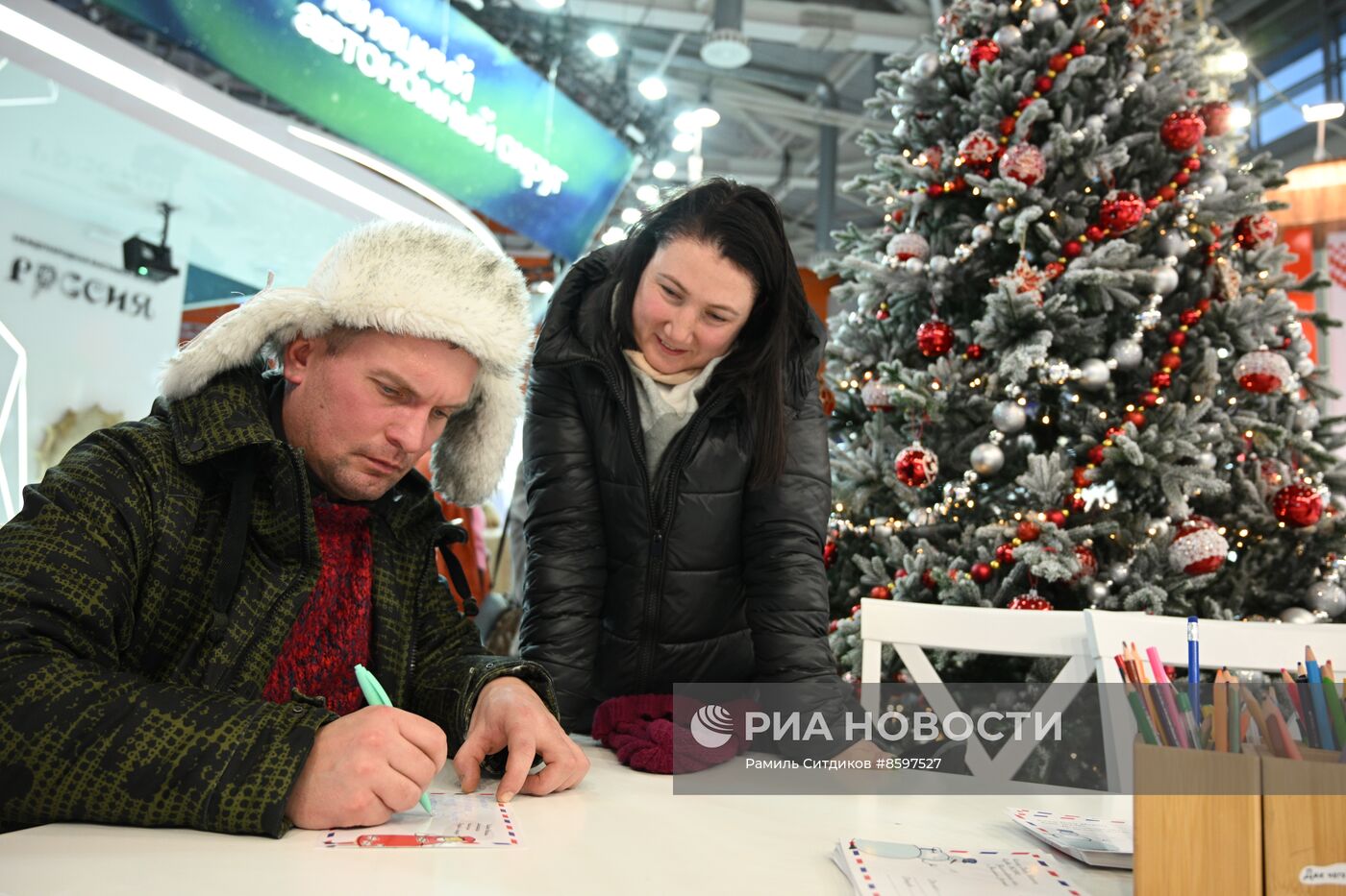 Выставка "Россия". Представление с Дедом Морозом из Великого Устюга