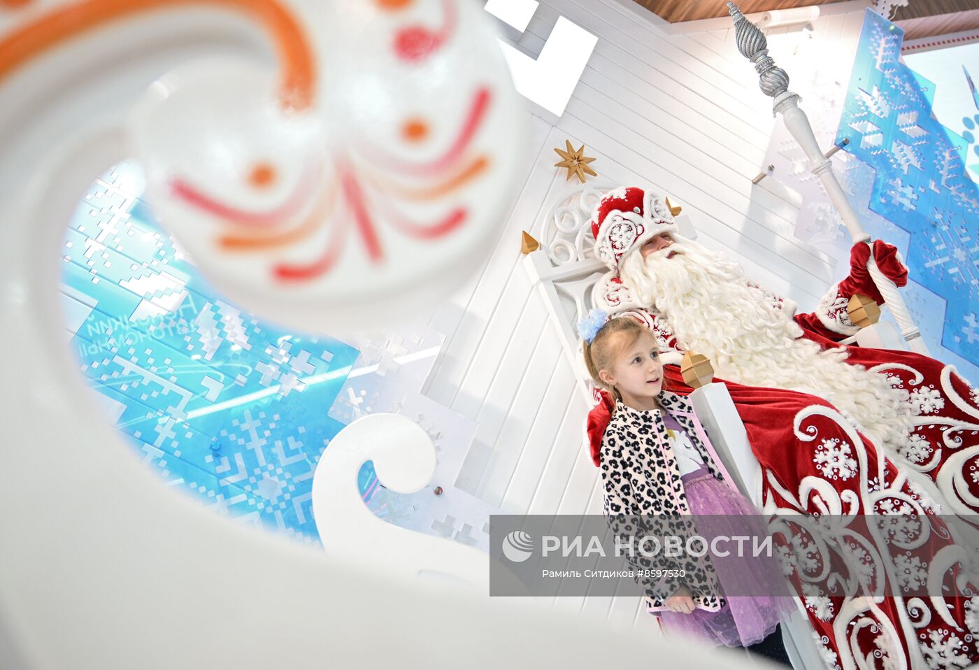 Выставка "Россия". Представление с Дедом Морозом из Великого Устюга