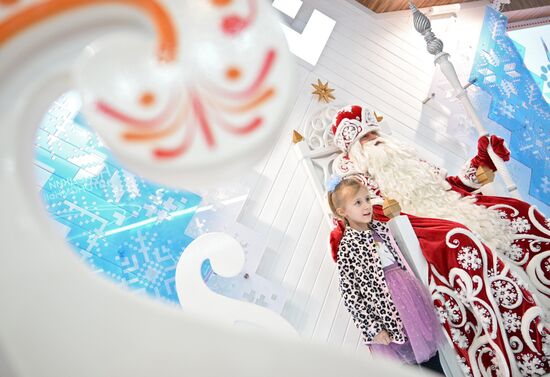 Международная выставка-форум "Россия"
Представление с Дедом Морозом из Великого Устюга Место: Россия, Москва. Автор: Рамиль Ситдиков/РИА Новости. Выставка "Россия". Представление с Дедом Морозом из Великого Устюга