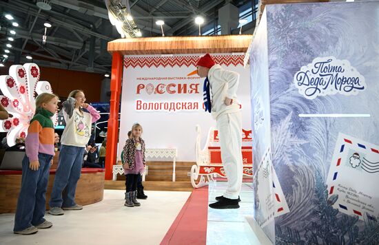 Международная выставка-форум "Россия"
Представление с Дедом Морозом из Великого Устюга Место: Россия, Москва. Автор: Рамиль Ситдиков/РИА Новости. Выставка "Россия". Представление с Дедом Морозом из Великого Устюга