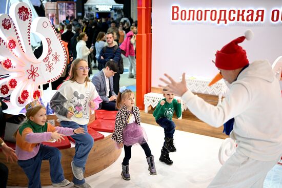 Международная выставка-форум "Россия"
Представление с Дедом Морозом из Великого Устюга Место: Россия, Москва. Автор: Рамиль Ситдиков/РИА Новости. Выставка "Россия". Представление с Дедом Морозом из Великого Устюга