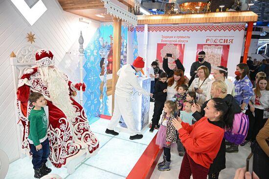 Международная выставка-форум "Россия"
Представление с Дедом Морозом из Великого Устюга Место: Россия, Москва. Автор: Рамиль Ситдиков/РИА Новости. Выставка "Россия". Представление с Дедом Морозом из Великого Устюга