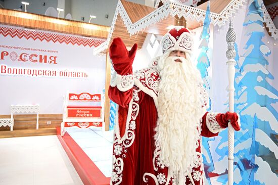 Международная выставка-форум "Россия"
Представление с Дедом Морозом из Великого Устюга Место: Россия, Москва. Автор: Рамиль Ситдиков/РИА Новости. Выставка "Россия". Представление с Дедом Морозом из Великого Устюга