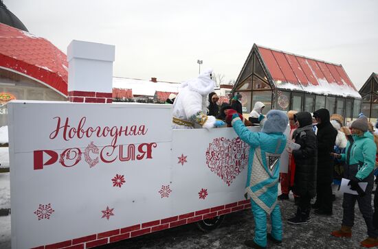 Международная выставка-форум "Россия"
Фестиваль "Русская зима"
Катание на печи с Емелей Место: Россия, Москва. Автор: Владимир Астапкович/РИА Новости. Выставка "Россия". Фестиваль "Русская зима"