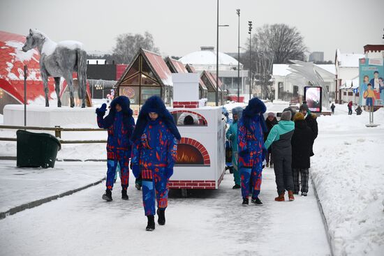 Международная выставка-форум "Россия"
Фестиваль "Русская зима"
Катание на печи с Емелей Место: Россия, Москва. Автор: Владимир Астапкович/РИА Новости. Выставка "Россия". Фестиваль "Русская зима"