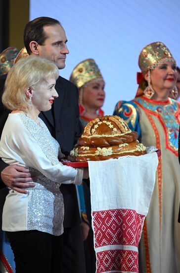 Международная выставка-форум "Россия"
Ярославская область. День региона, павильон №75
Бракосочетание по-Ярославски Место: Россия, Москва. Автор: Рамиль Ситдиков/РИА Новости. Выставка "Россия". Ярославская область. День региона