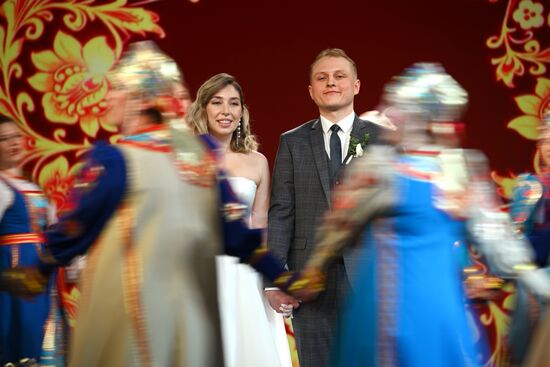 Международная выставка-форум "Россия"
Ярославская область. День региона, павильон №75
Бракосочетание по-Ярославски Место: Россия, Москва. Автор: Рамиль Ситдиков/РИА Новости. Выставка "Россия". Ярославская область. День региона