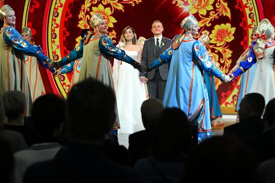 Международная выставка-форум "Россия"
Ярославская область. День региона, павильон №75
Бракосочетание по-Ярославски Место: Россия, Москва. Автор: Рамиль Ситдиков/РИА Новости. Выставка "Россия". Ярославская область. День региона