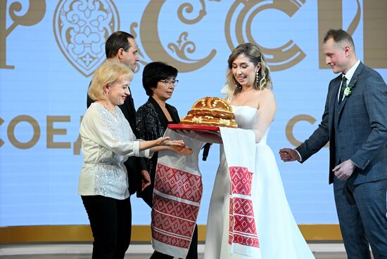 Международная выставка-форум "Россия"
Ярославская область. День региона, павильон №75
Бракосочетание по-Ярославски Место: Россия, Москва. Автор: Рамиль Ситдиков/РИА Новости. Выставка "Россия". Ярославская область. День региона