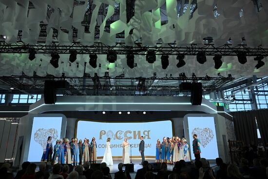 Международная выставка-форум "Россия"
Ярославская область. День региона, павильон №75
Бракосочетание по-Ярославски Место: Россия, Москва. Автор: Рамиль Ситдиков/РИА Новости. Выставка "Россия". Ярославская область. День региона