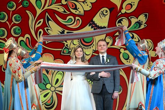 Международная выставка-форум "Россия"
Ярославская область. День региона, павильон №75
Бракосочетание по-Ярославски Место: Россия, Москва. Автор: Рамиль Ситдиков/РИА Новости. Выставка "Россия". Ярославская область. День региона