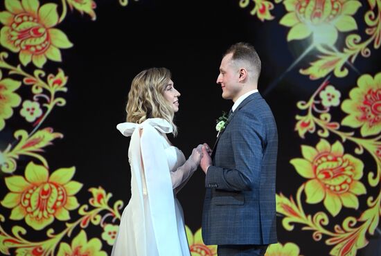 Международная выставка-форум "Россия"
Ярославская область. День региона, павильон №75
Бракосочетание по-Ярославски Место: Россия, Москва. Автор: Рамиль Ситдиков/РИА Новости. Выставка "Россия". Ярославская область. День региона