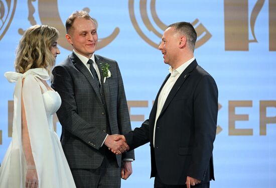 Международная выставка-форум "Россия"
Ярославская область. День региона, павильон №75
Бракосочетание по-Ярославски
Справа:
Михаил Евраев, губернатор Ярославской области Место: Россия, Москва. Автор: Рамиль Ситдиков/РИА Новости. Выставка "Россия". Ярославская область. День региона