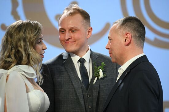 Международная выставка-форум "Россия"
Ярославская область. День региона, павильон №75
Бракосочетание по-Ярославски
Справа:
Михаил Евраев, губернатор Ярославской области Место: Россия, Москва. Автор: Рамиль Ситдиков/РИА Новости. Выставка "Россия". Ярославская область. День региона