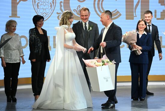 Международная выставка-форум "Россия"
Ярославская область. День региона, павильон №75
Бракосочетание по-Ярославски
Справа:
Михаил Евраев, губернатор Ярославской области Место: Россия, Москва. Автор: Рамиль Ситдиков/РИА Новости. Выставка "Россия". Ярославская область. День региона